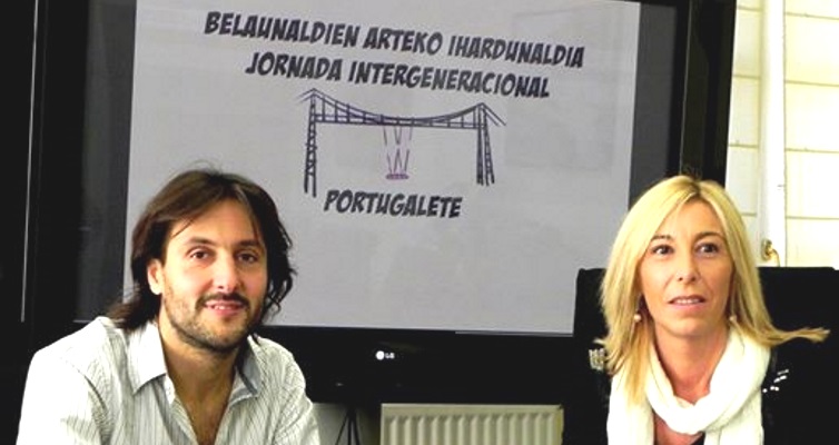 La concejala de Educación y Juventud, Loli Torres, y Álvaro Mosquera, de la Fundación Aspaldiko.