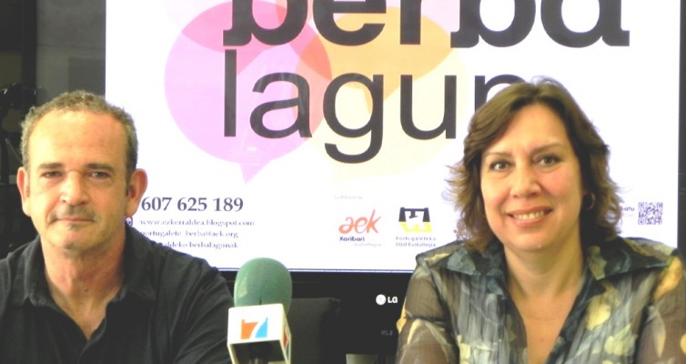 El coordinador del programa Berbalagun,Fernando Landaburu y la concejala delegada del Área de Euskera, MªJosé Blanco.