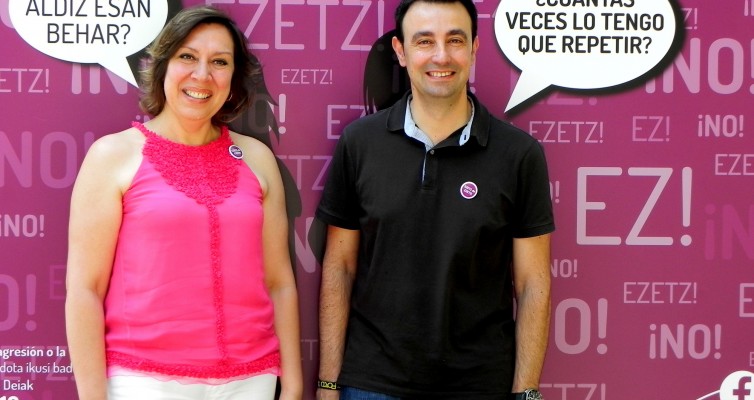 En la foto, el alcalde de Portugalete, Mikel Torres, y la concejala de Bienestar Social, MªJosé Blanco, en el panel identificativo de esta campaña.